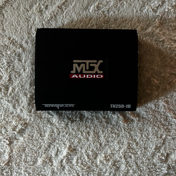 Class-D monoblock amplifier delivers a solid 250 watts. Very good condition - Picture 7 of 7